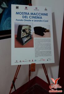 Foto del cartello all'ingresso della mostra sulle macchine del cinema.