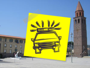 Foto simbolica dell'autovelox a Carbonia con post-it della polizia e campanile.